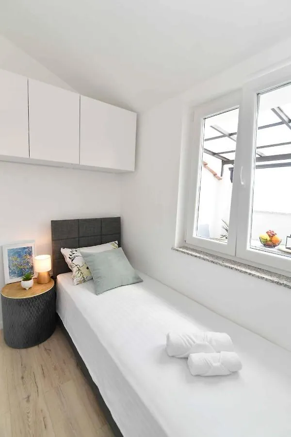 Apartman Leona Lovran 0*,